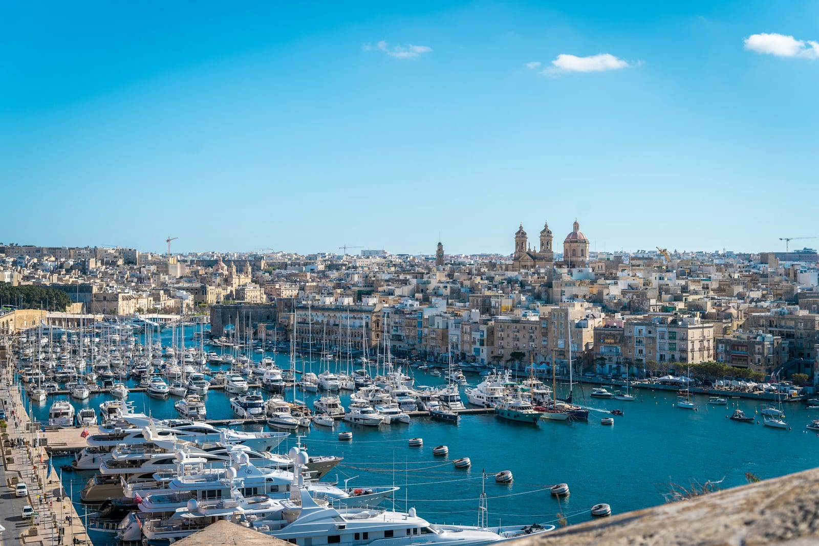요트가 가득 정박한 비르구 항구와 언덕 위 마을