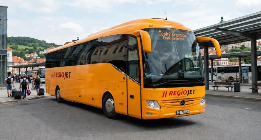 앞유리에 체스키크롬로프 행선지가 적힌 노란색 RegioJet 버스